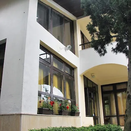 Zora Guest house 2*