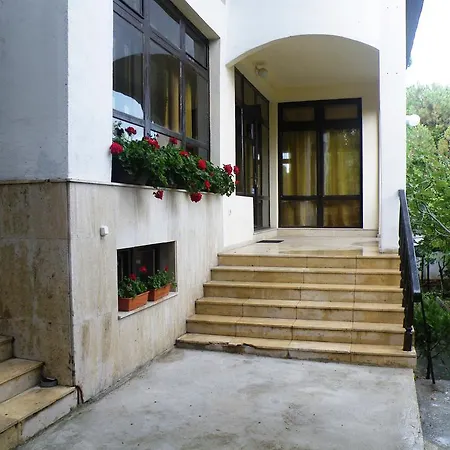 Zora Guest house 2*